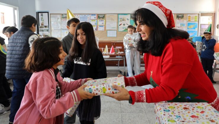 İskele Belediyesi, çocuklara yeni yıl hediyesi dağıttı