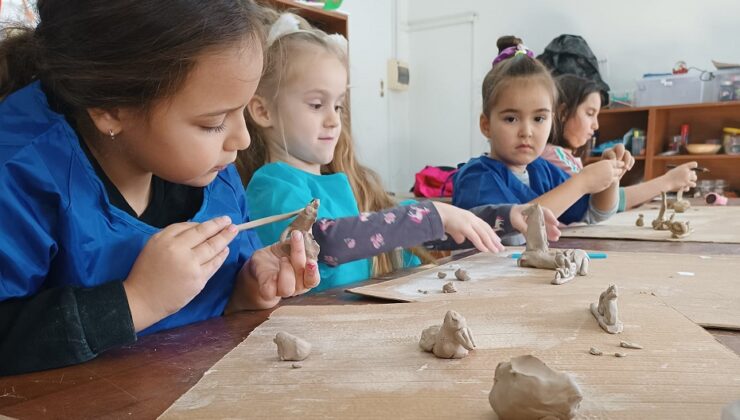 Girne’de çocuklar, sanatçı Şenol Özdevrim ile sanat çalışmalarına başladı