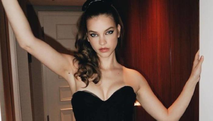 Victoria’s Secret modeli Barbara Palvin iç çamaşırı markası için kamera karşısına geçti! Kırmızı dantel iç çamaşırıyla göz kamaştırdı