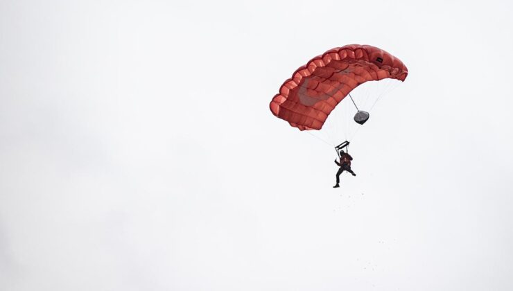 Ekstrem sporcuları Erzurum’da 230 metre yükseklikteki kayalıklardan atladı