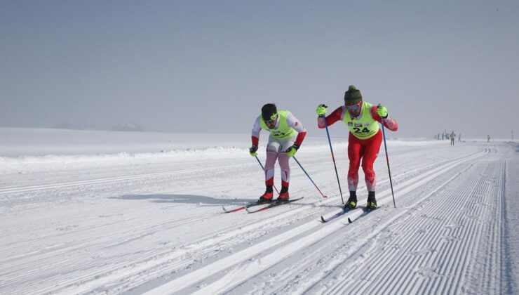 Yüksekova kristal kar örtüsüyle “kayak sporunun parlayan yıldızı” oldu