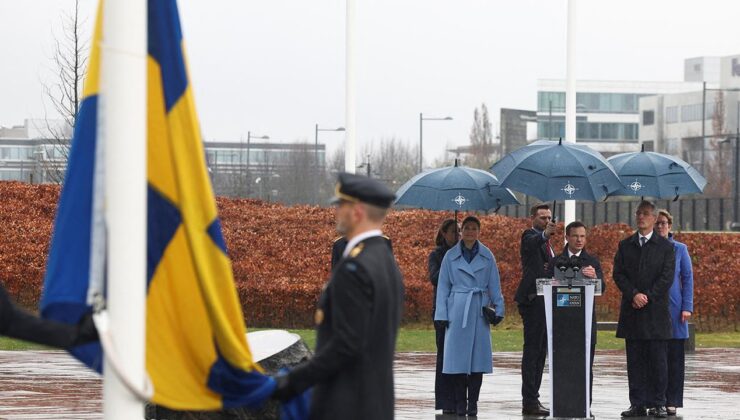 İsveç bayrağı NATO karargahında göndere çekildi