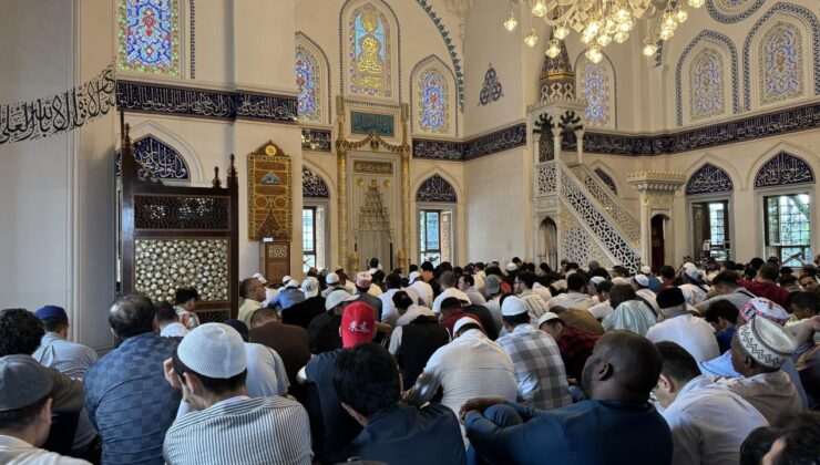 Tokyo Camii’nde bayram namazı kılındı