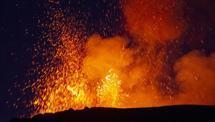 İtalya’da Etna Yanardağı yeniden kül ve lav püskürttü