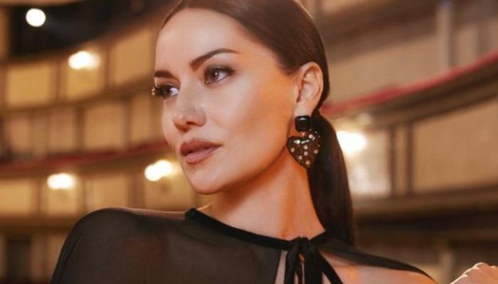 Bu sene tatile doymadı! Fahriye Evcen plaj pozlarıyla sosyal medyayı salladı