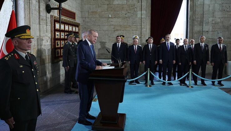 TC Cumhurbaşkanı Erdoğan başkanlığındaki YAŞ üyeleri Anıtkabir’i ziyaret etti