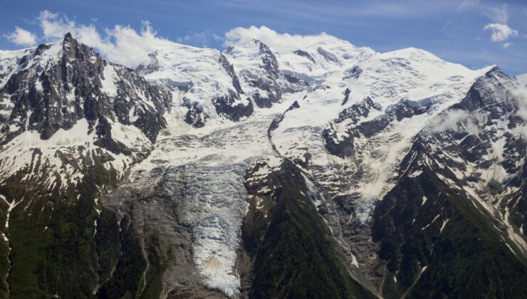 Fransa’da Mont Blanc’a tırmanan iki dağcı yüzlerce metreden düşerek öldü