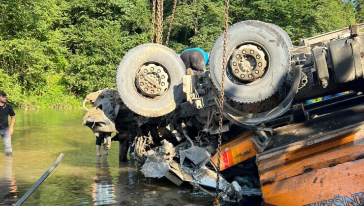 Rize’de taş yüklü kamyonun dereye düşme anı kameraya yansıdı