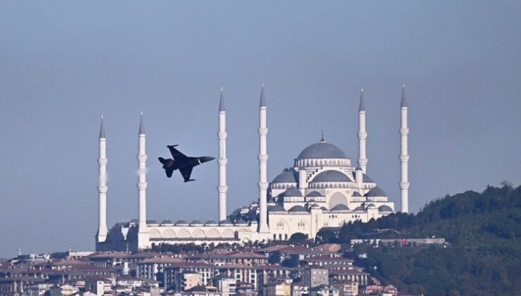 SOLOTÜRK’ten İstanbul semalarında selamlama uçuşu