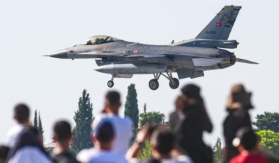 Alper Gezeravcı, F-16 ile Adana semalarında süzüldü, nefesleri kesti